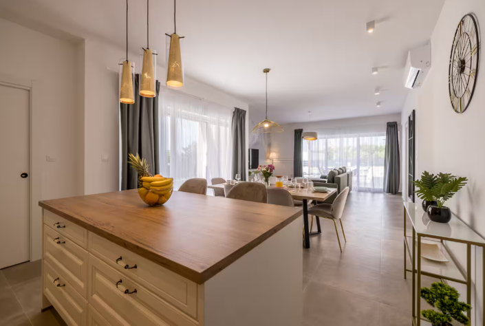 Image No.10-4 Bed Property for sale