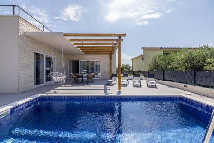 Image No.4-4 Bed Property for sale