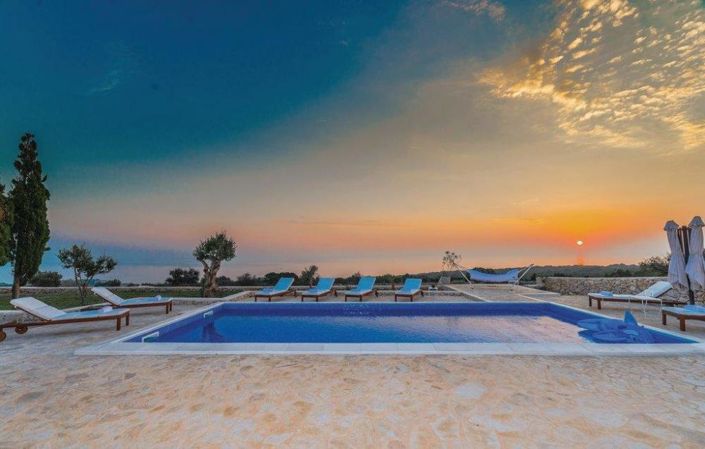 Image No.11-5 Bed Property for sale