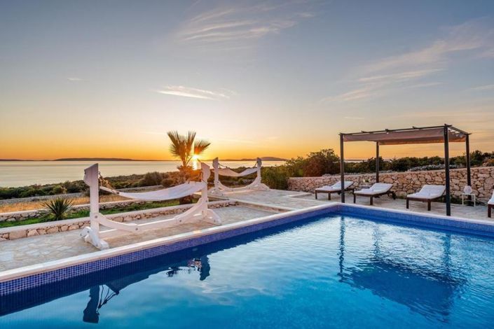 Image No.16-5 Bed Property for sale