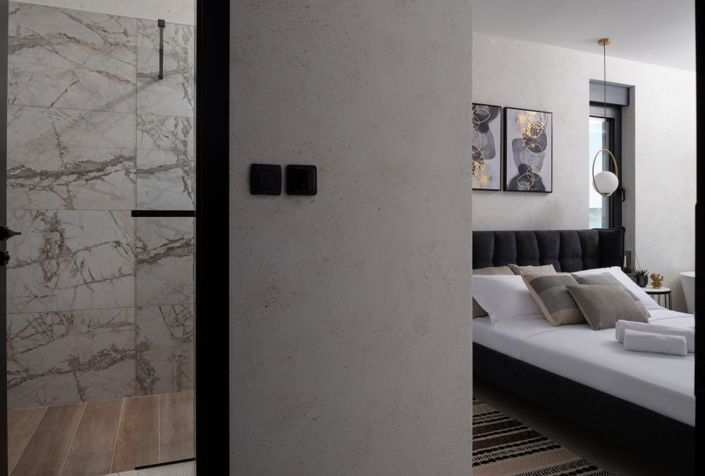 Image No.12-6 Bed Property for sale