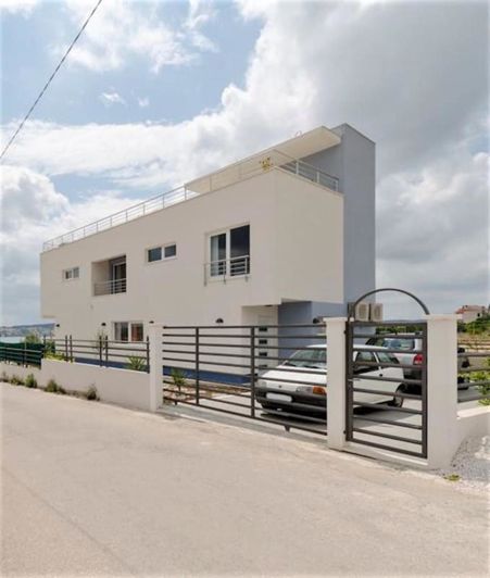 Image No.3-3 Bed Property for sale