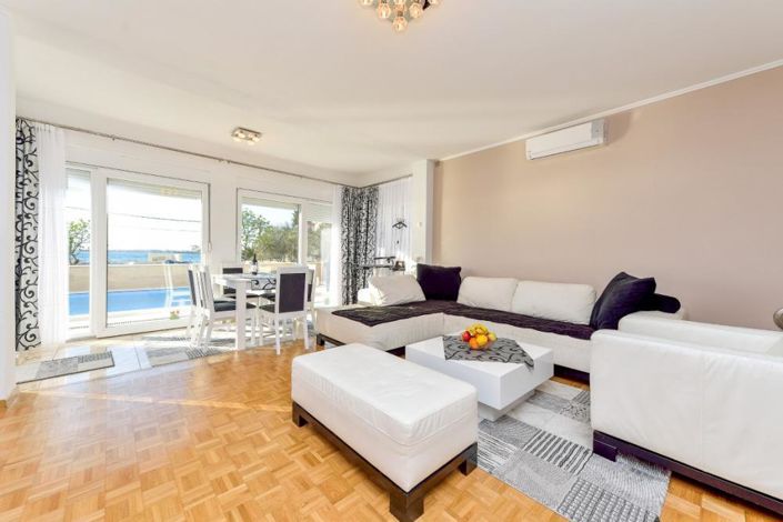 Image No.14-6 Bed Property for sale