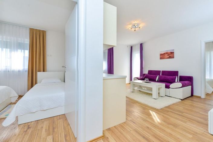 Image No.17-6 Bed Property for sale