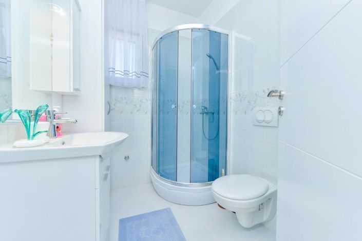 Image No.17-6 Bed Property for sale