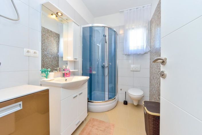 Image No.20-6 Bed Property for sale