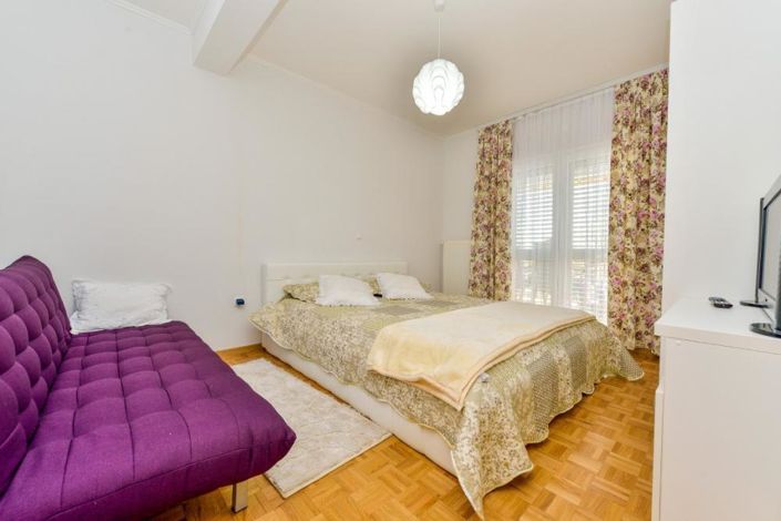 Image No.22-6 Bed Property for sale
