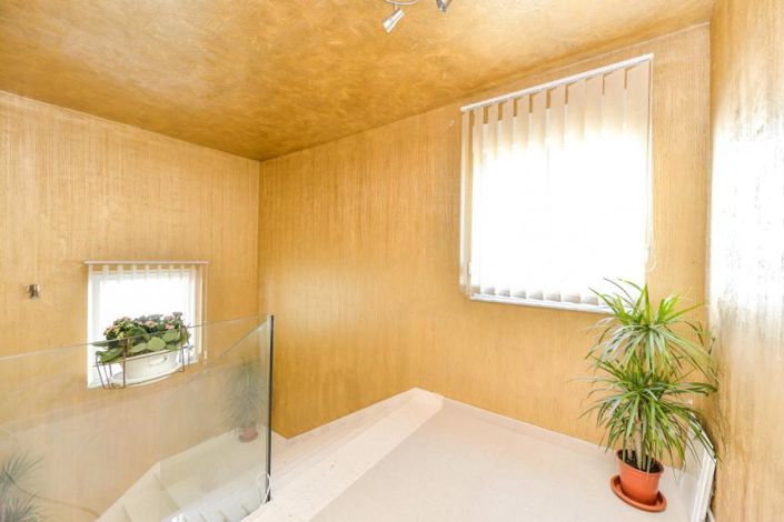 Image No.25-6 Bed Property for sale