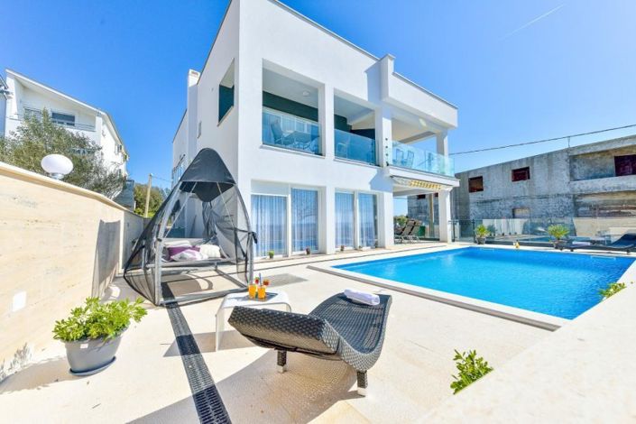 Image No.5-6 Bed Property for sale