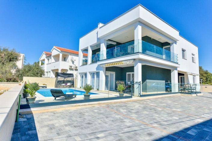Image No.6-6 Bed Property for sale