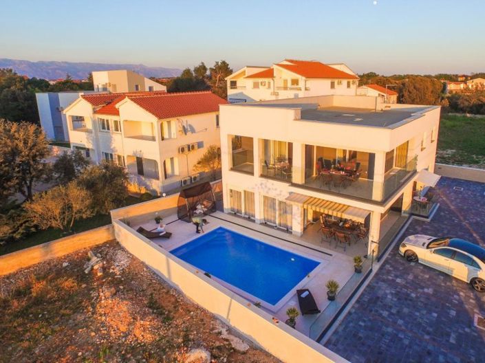 Image No.9-6 Bed Property for sale