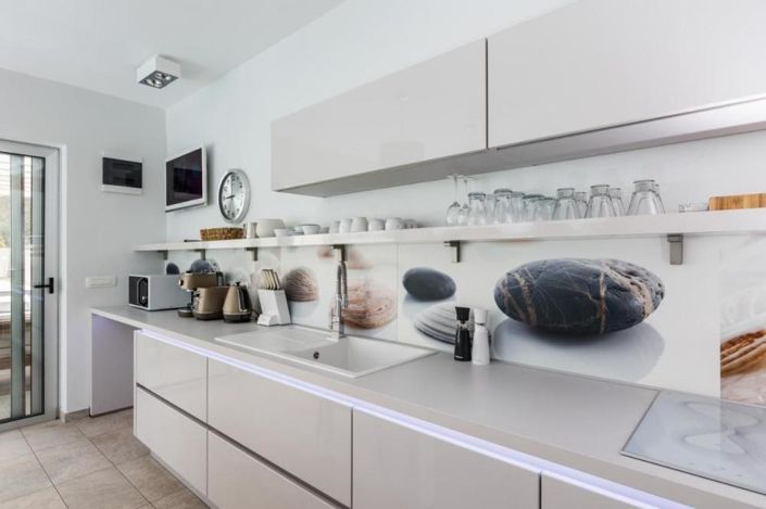 Image No.11-7 Bed Property for sale