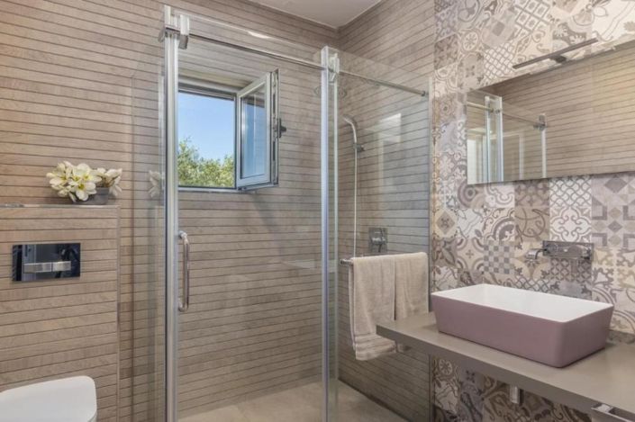 Image No.19-7 Bed Property for sale