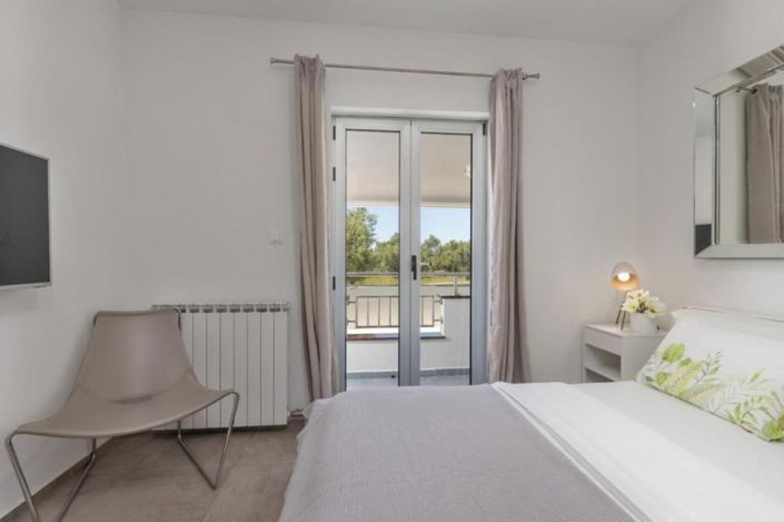 Image No.20-7 Bed Property for sale