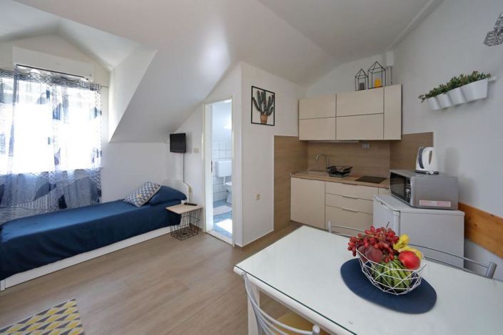 Image No.15-10 Bed Property for sale