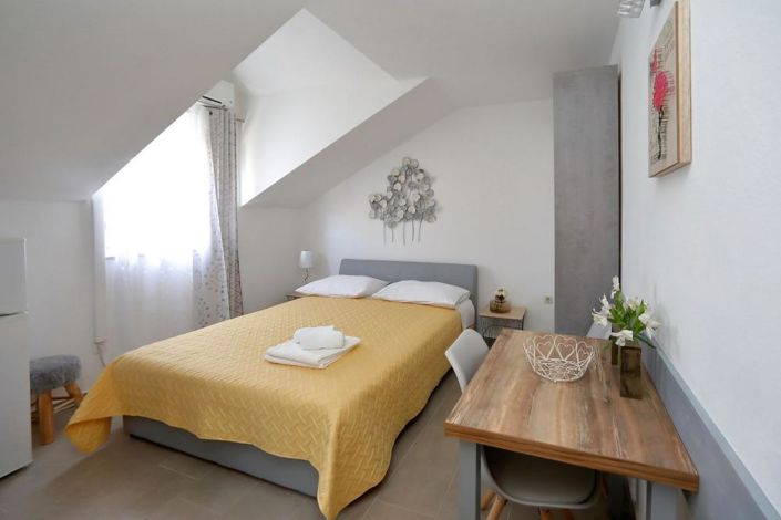 Image No.18-10 Bed Property for sale