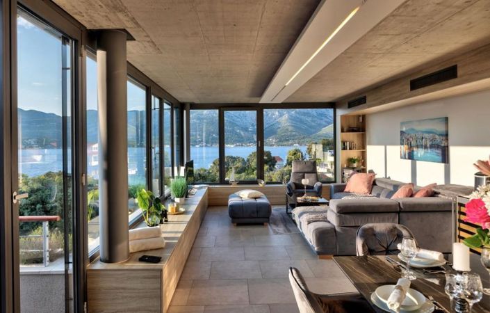 Image No.11-6 Bed Property for sale