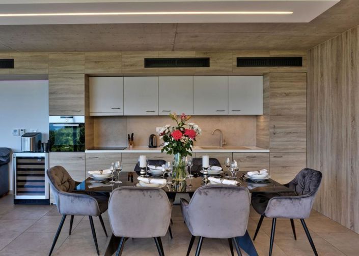 Image No.12-6 Bed Property for sale