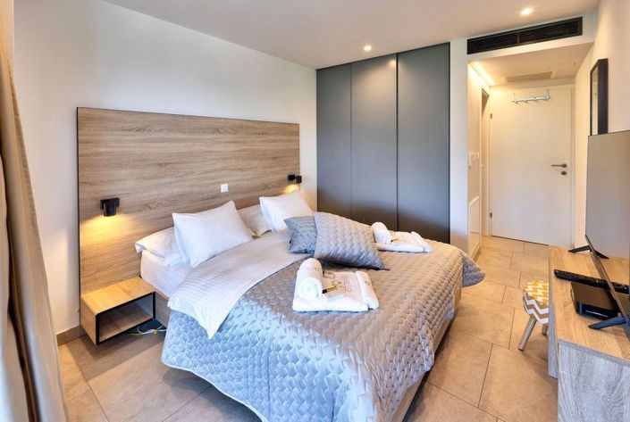 Image No.14-6 Bed Property for sale