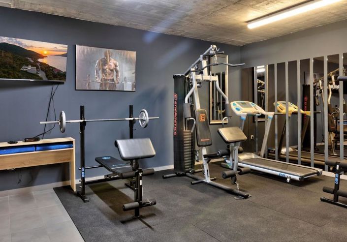 Image No.16-6 Bed Property for sale