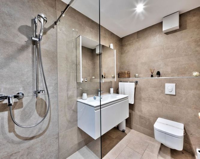 Image No.17-6 Bed Property for sale