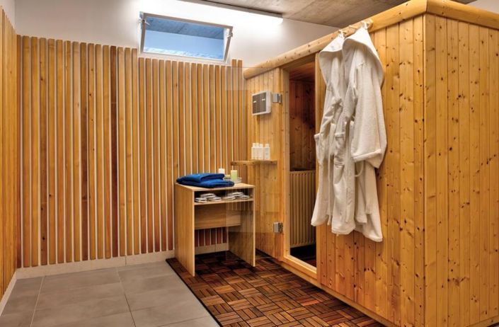 Image No.18-6 Bed Property for sale