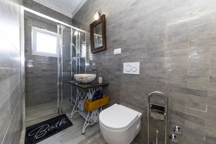 Image No.25-5 Bed Property for sale