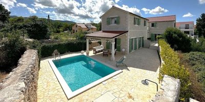 1 - Vrboska, Propriété