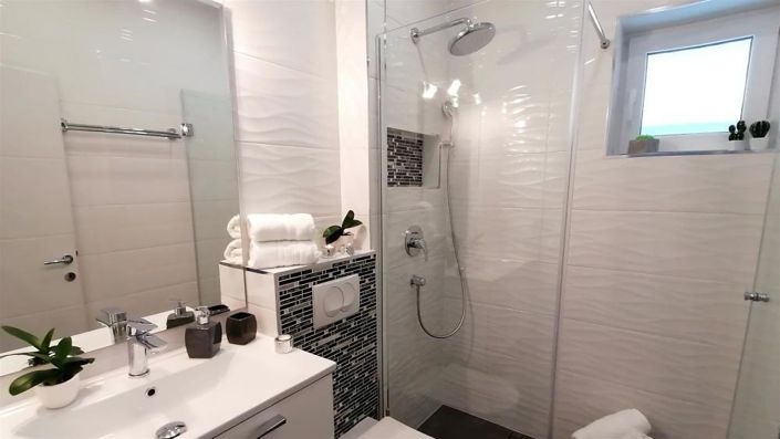 Image No.12-9 Bed Property for sale