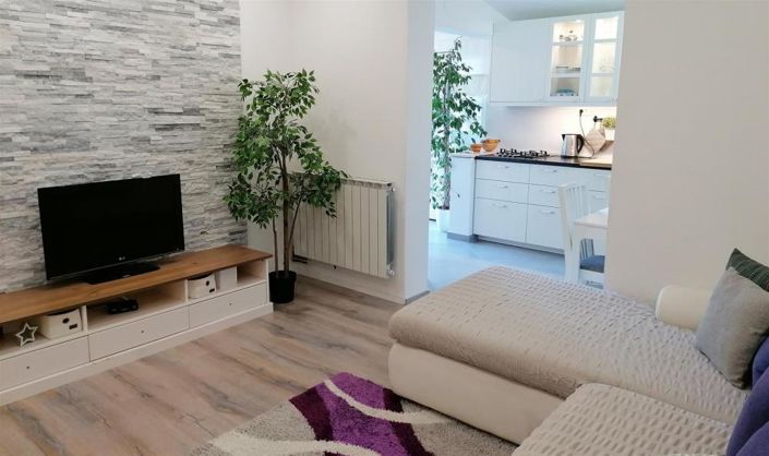 Image No.2-9 Bed Property for sale