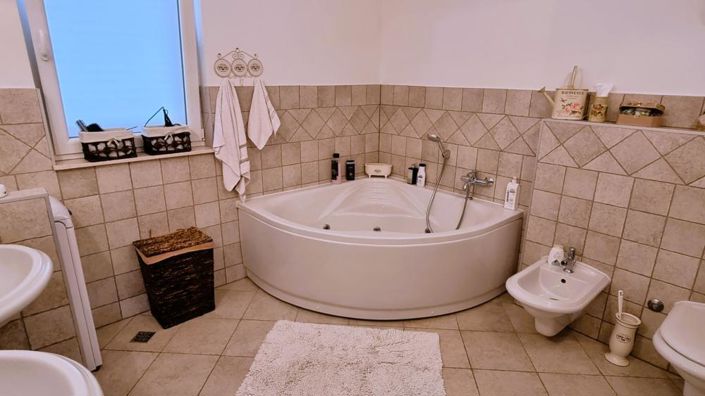 Image No.19-3 Bed Property for sale