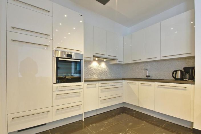 Image No.24-6 Bed Property for sale