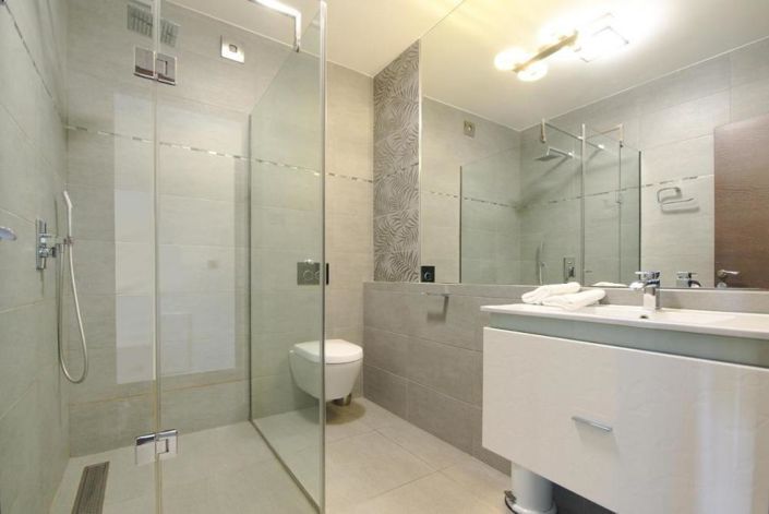 Image No.25-6 Bed Property for sale