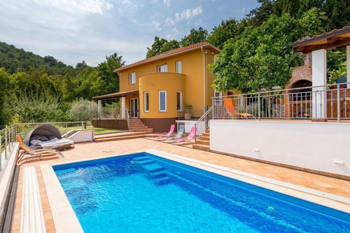 Image No.1-5 Bed Property for sale