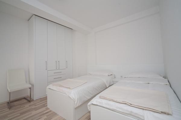 Image No.15-27 Bed Property for sale