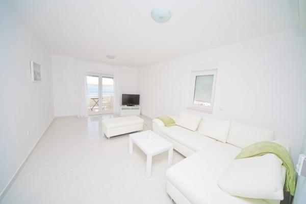 Image No.16-27 Bed Property for sale