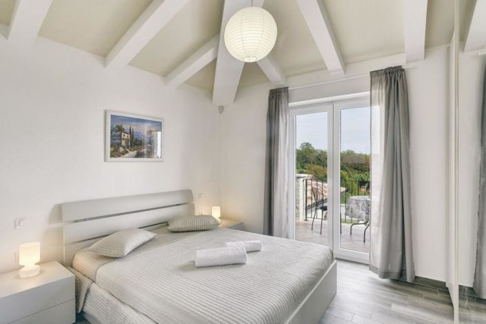 Image No.19-8 Bed Property for sale