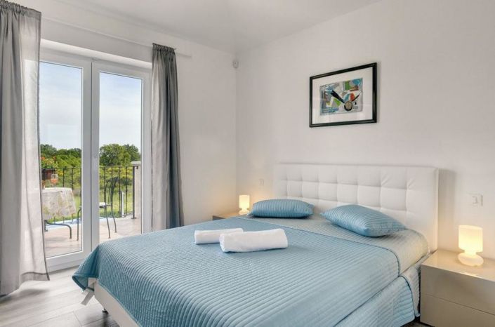 Image No.20-8 Bed Property for sale