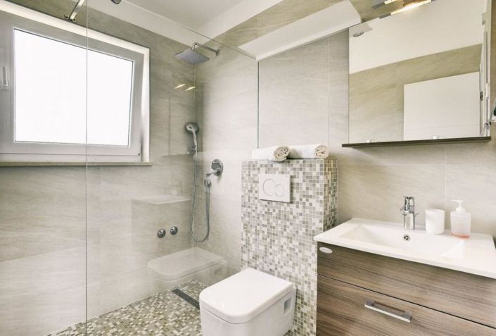 Image No.22-8 Bed Property for sale