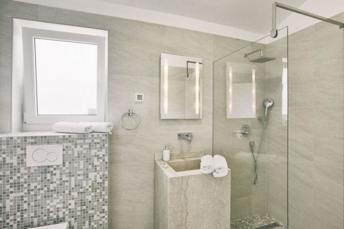 Image No.23-8 Bed Property for sale