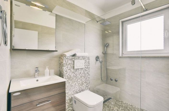 Image No.24-8 Bed Property for sale