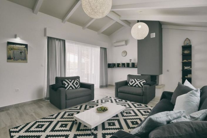 Image No.8-8 Bed Property for sale