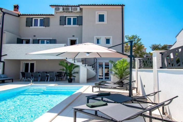 Image No.1-6 Bed Property for sale