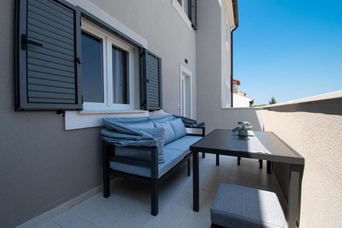 Image No.10-6 Bed Property for sale