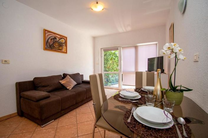 Image No.12-6 Bed Property for sale