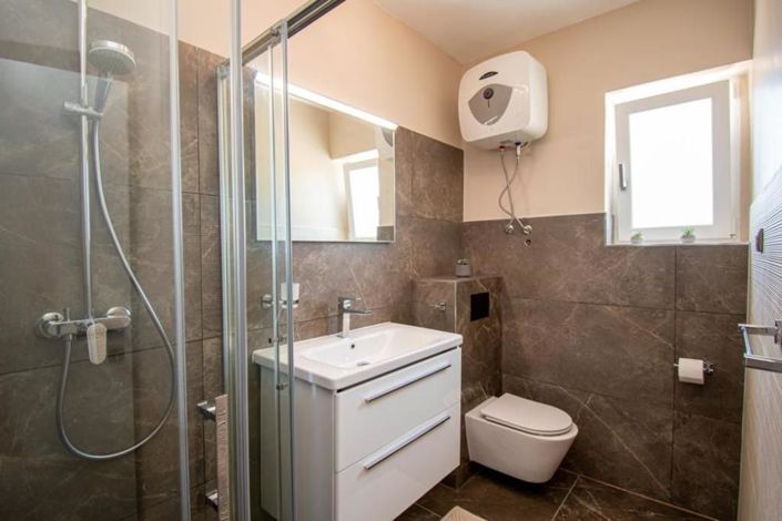 Image No.23-6 Bed Property for sale