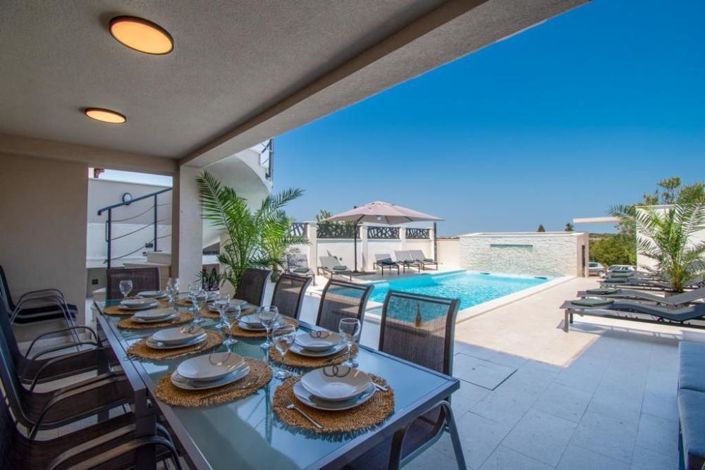 Image No.5-6 Bed Property for sale