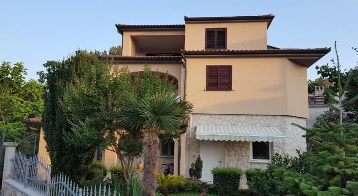Image No.1-4 Bed Property for sale