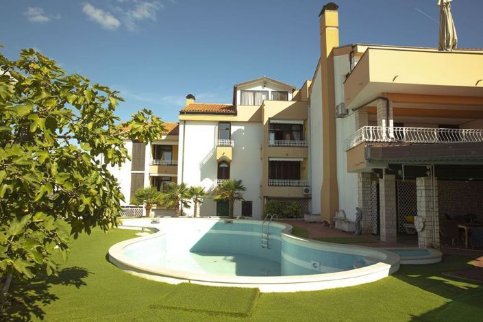 Image No.1-Propriété de 11 chambres à vendre à Croatie