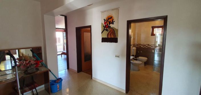 Image No.25-8 Bed Property for sale